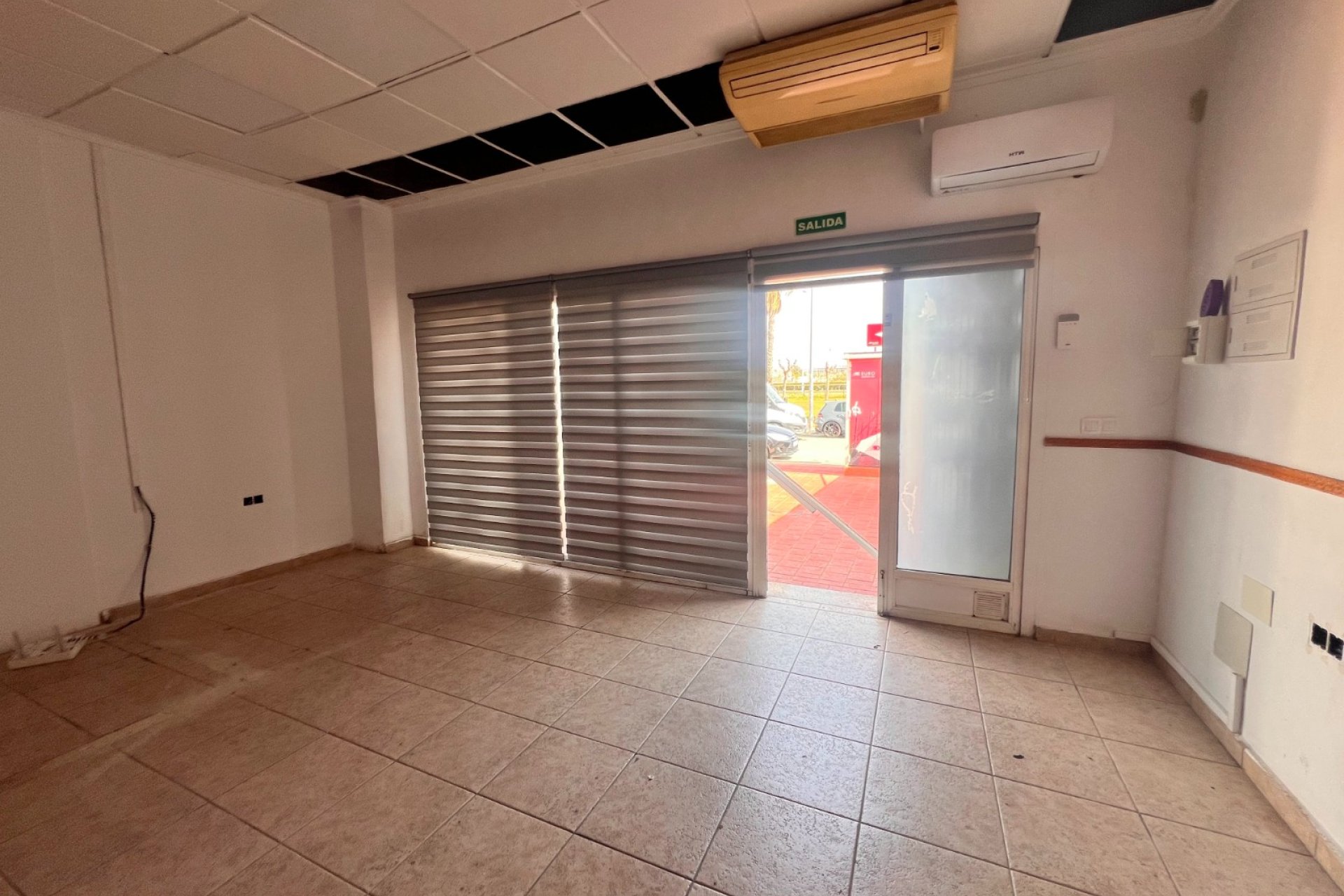 Alquiler - Local Comercial -
Torrevieja - La Siesta - El Salado -  Torreta