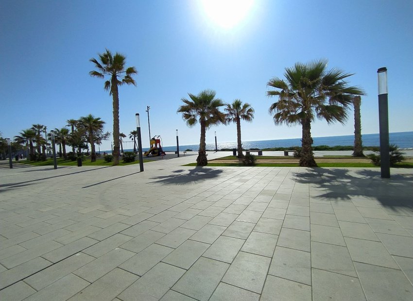 Reventa - Local Comercial -
Torrevieja - Playa de los Locos