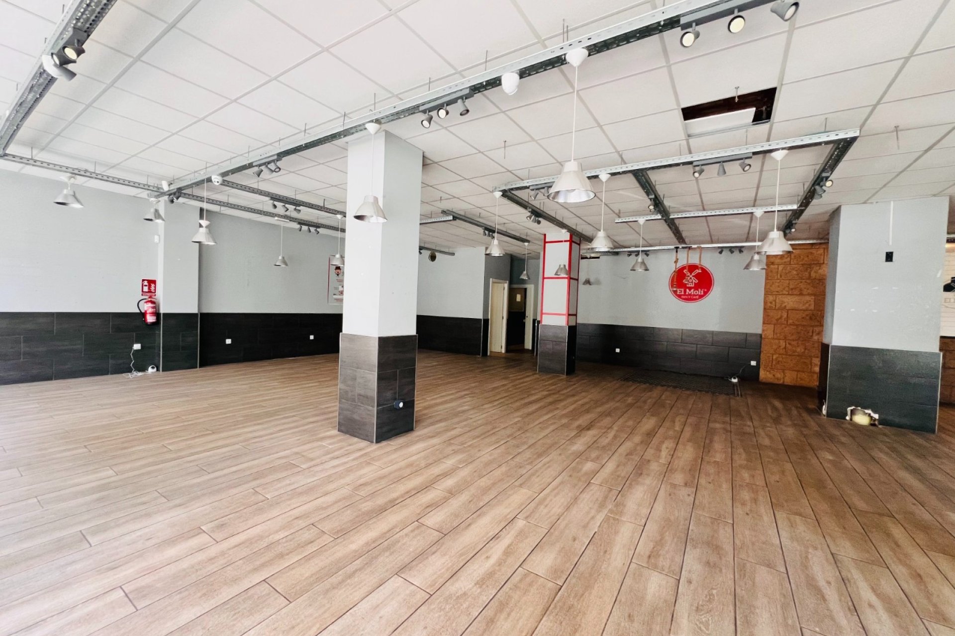 Sale - Commercial Premises -
Alicante - Centro