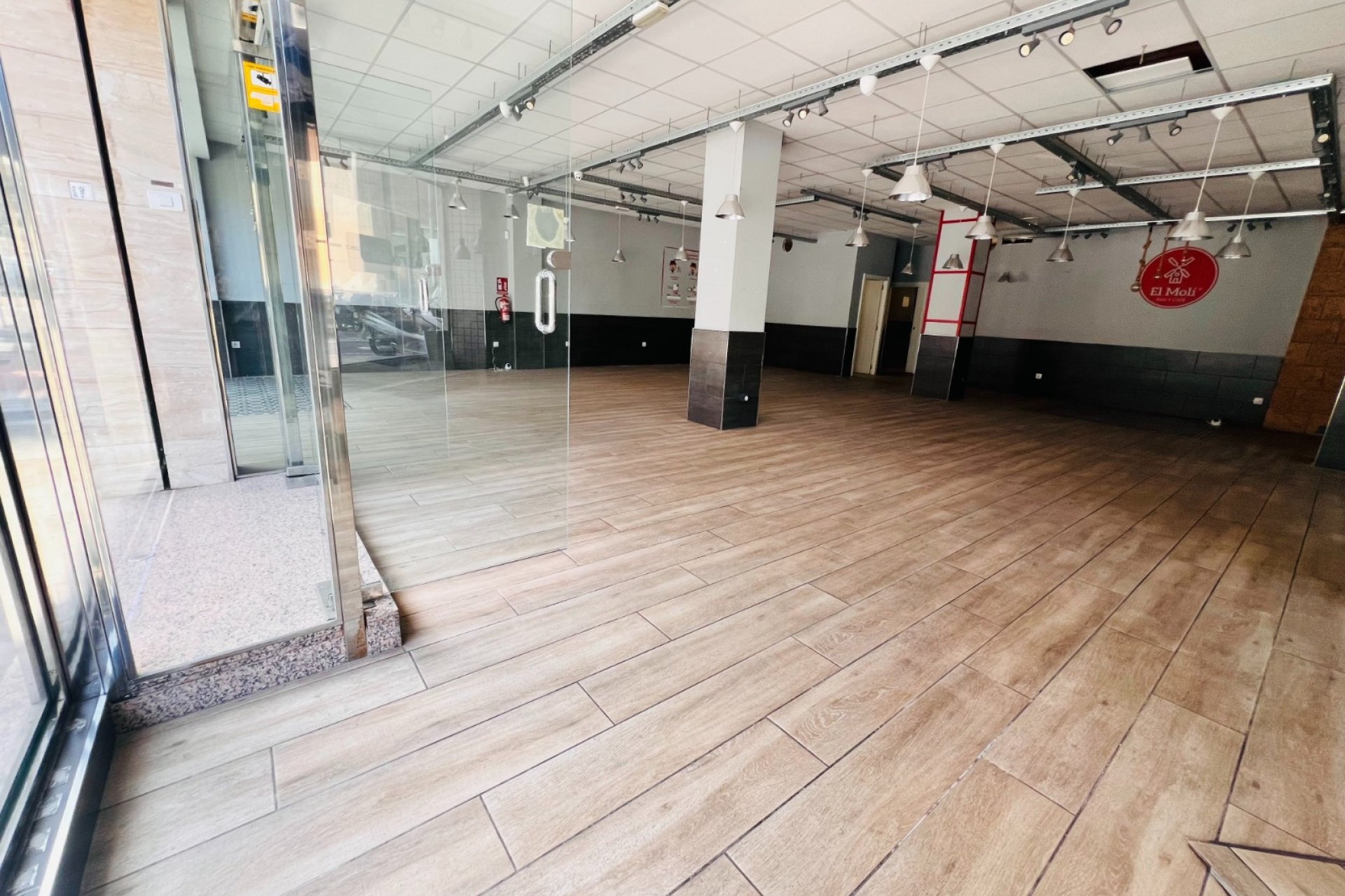 Sale - Commercial Premises -
Alicante - Centro