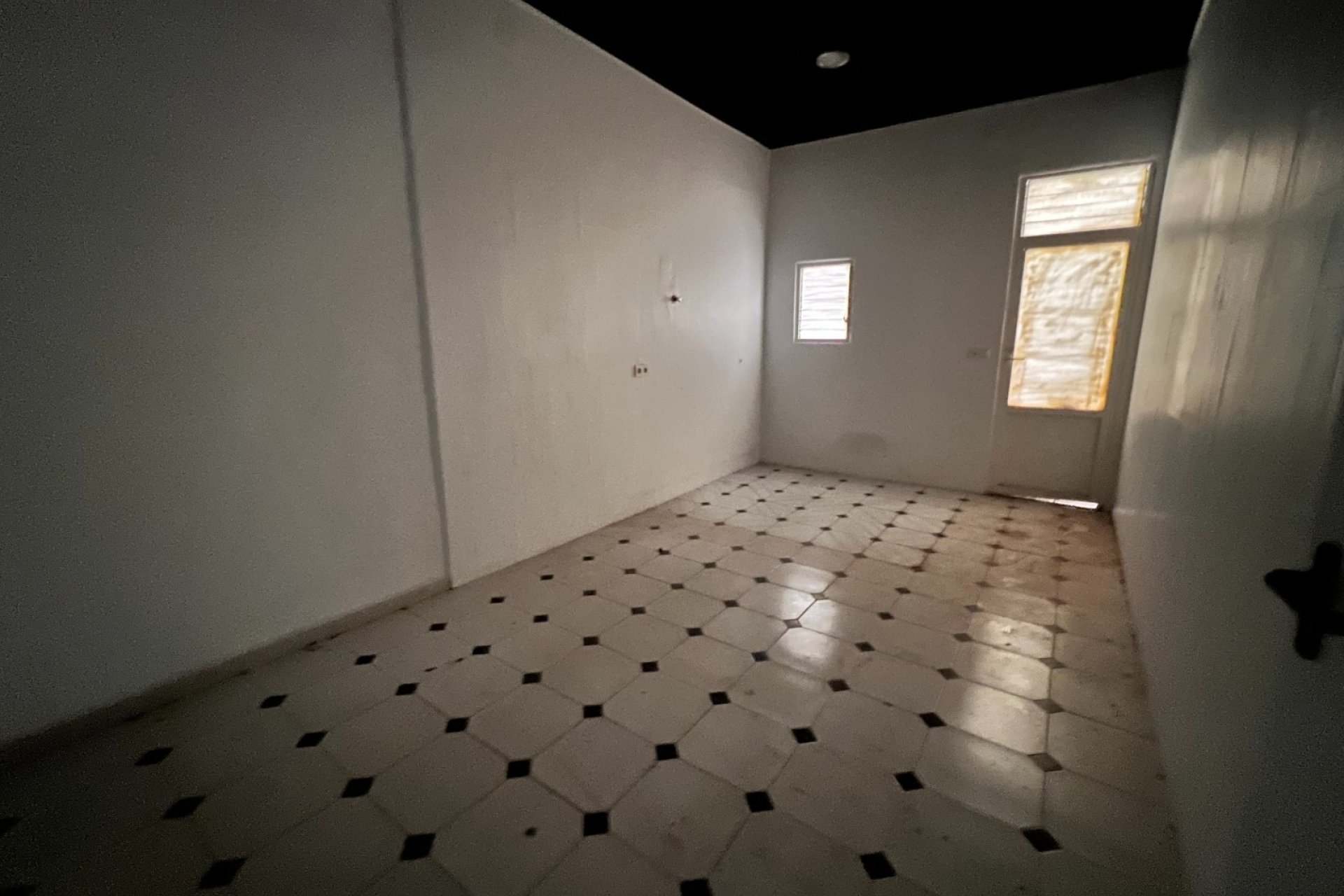 Sale - Commercial Premises -
Torrevieja - Centro