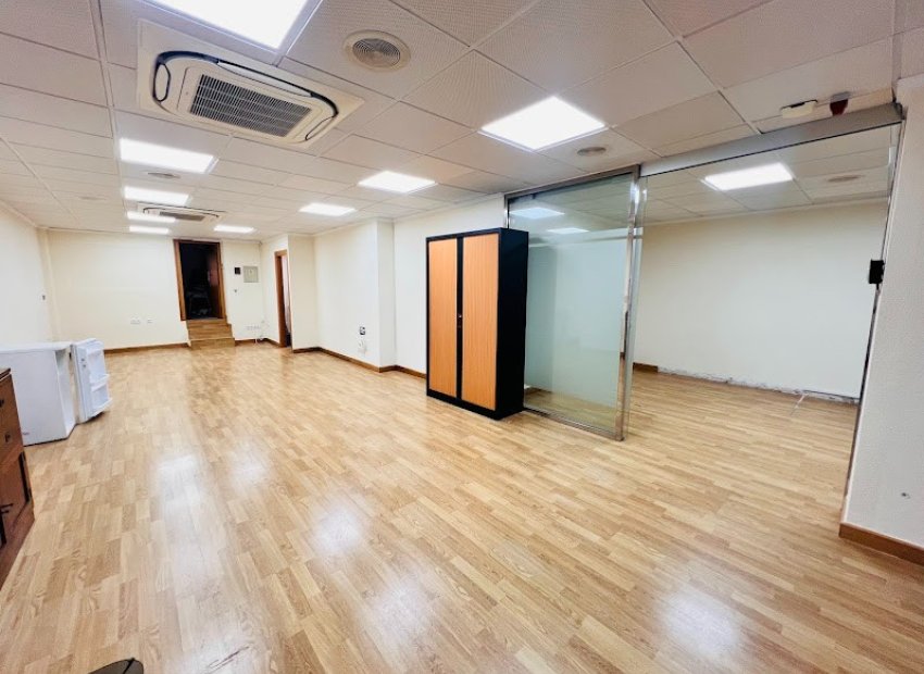 Sale - Commercial Premises -
Torrevieja - Centro