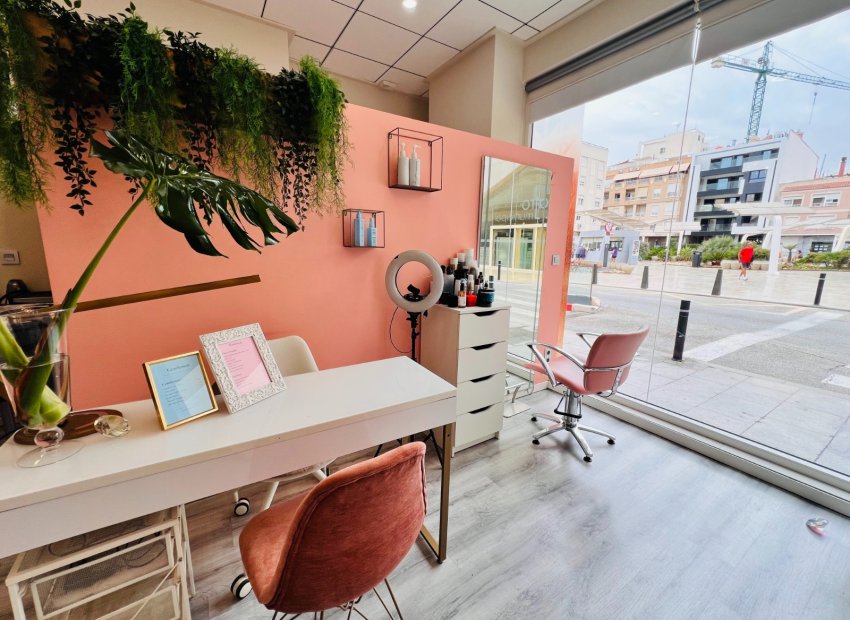 Traspaso - Peluquería -
Torrevieja - Centro